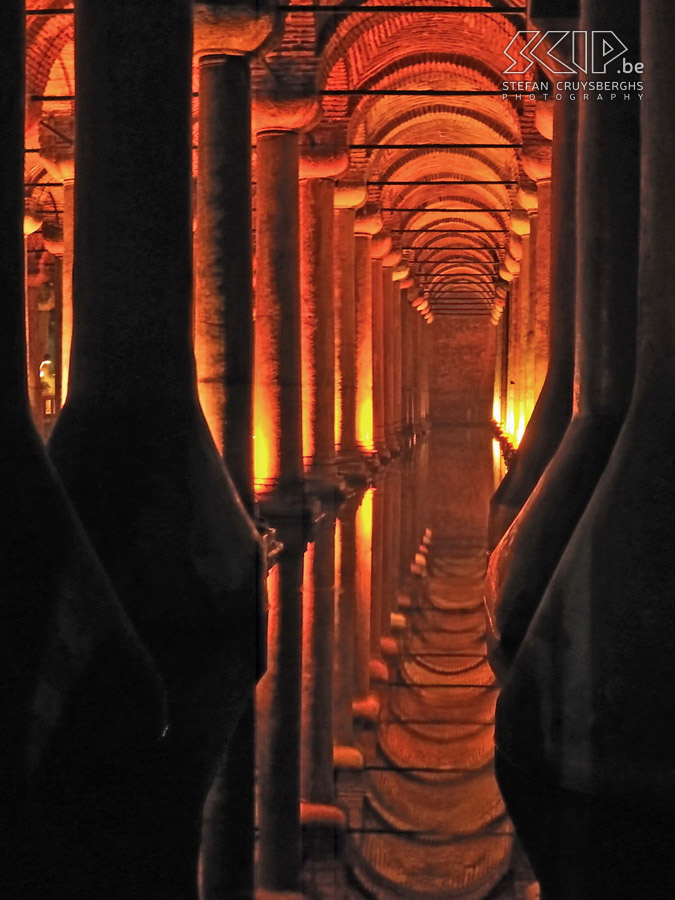 Istanbul - Basilicacisterne De Basilica Cisterne is de grootste ondergrondse wateropslagplaats van de 6 eeuw met 336 zuilen. Stefan Cruysberghs